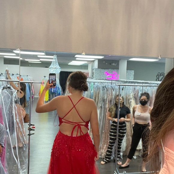 Beautiful red dress - Picture 4 of 7